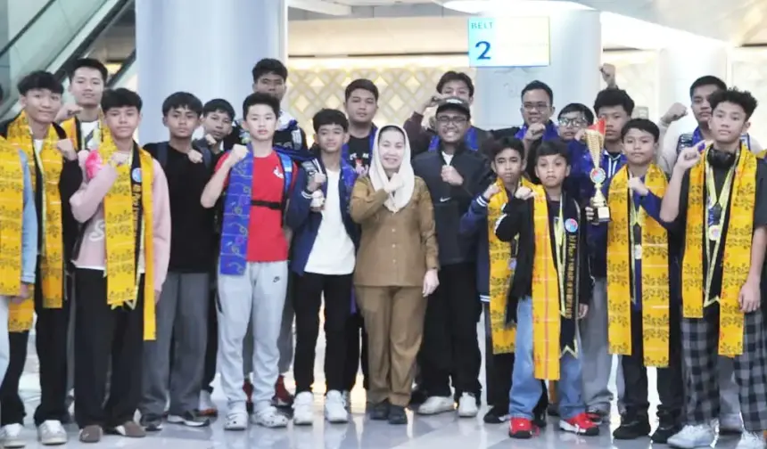 Wawali Imelda bersana pada pebasket Skyflash di bandara Mutiara Sis Aljufri Palu, Selasa (31/3/2026). (©Prokopim Setda Kota Palu)