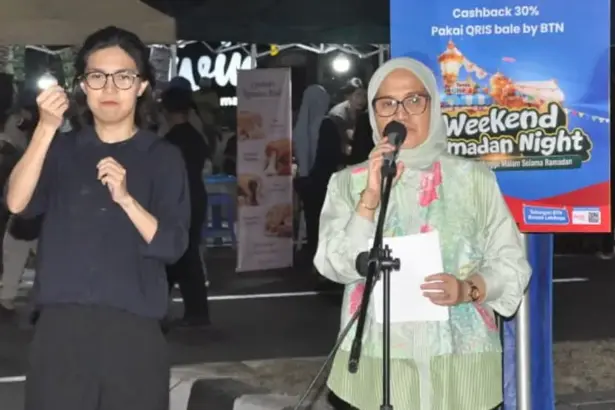 Sekot Irmayanti menyampaikan sambutan pada penutupan Weekend Ramadhan Night di Jlan Prof Muh Yamin, Palu, Minggu (15/3/2026). (©Prokopim Setda Kota Palu/Imron)
