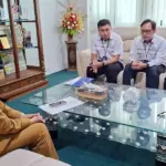 Sekot Irmayanti berdialog dengan pimpinan Jamkrindo di Kantor Wali Kota Palu, Senin (9/3/2026). (©Prokopim Setda Kota Palu/Jufri)