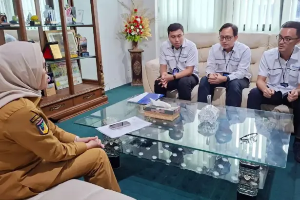 Sekot Irmayanti berdialog dengan pimpinan Jamkrindo di Kantor Wali Kota Palu, Senin (9/3/2026). (©Prokopim Setda Kota Palu/Jufri)