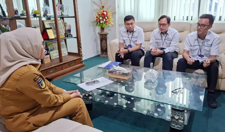 Sekot Irmayanti berdialog dengan pimpinan Jamkrindo di Kantor Wali Kota Palu, Senin (9/3/2026). (©Prokopim Setda Kota Palu/Jufri)