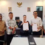 Wawali Kota Palu Imelda Liliana Muhidin dan Direktur Arkom Indonesia Yuli Kusworo menunjukkan naskah MoU usai ditekan di Palu, Jumat (6/3/2026). (©Prokopim Setda Kota Palu/Jufri)
