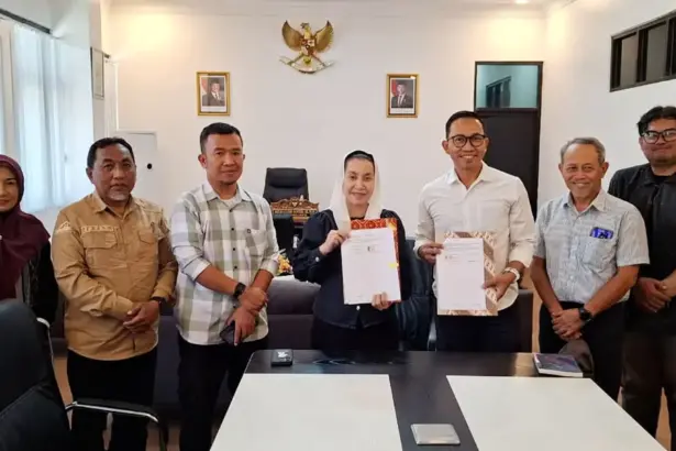 Wawali Kota Palu Imelda Liliana Muhidin dan Direktur Arkom Indonesia Yuli Kusworo menunjukkan naskah MoU usai ditekan di Palu, Jumat (6/3/2026). (©Prokopim Setda Kota Palu/Jufri)