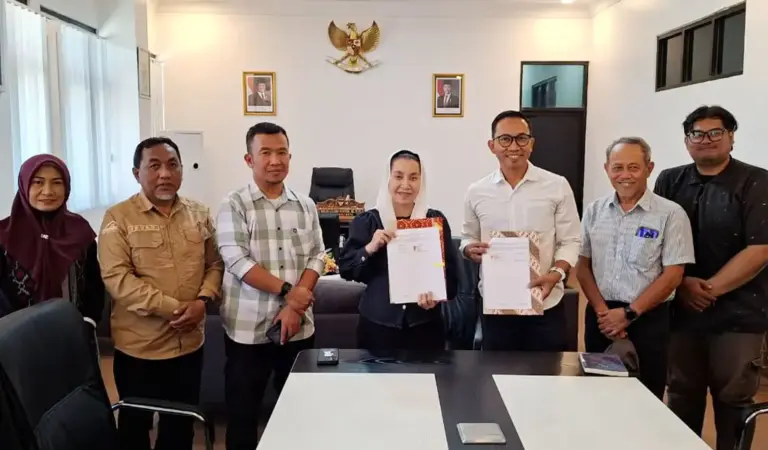 Wawali Kota Palu Imelda Liliana Muhidin dan Direktur Arkom Indonesia Yuli Kusworo menunjukkan naskah MoU usai ditekan di Palu, Jumat (6/3/2026). (©Prokopim Setda Kota Palu/Jufri)