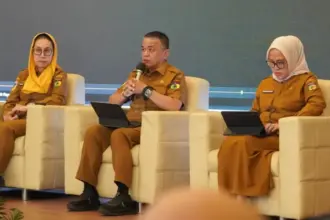 Wali Kota Palu, Hadianto Rasyid bersama Wawali Imelda Liliana Muhidin (kiri) dan Sekda Kota Palu Irmayanti pada pembukaan Musrenbang RKPD Kota Aplu 2027 di Palu, Senin (30/3/2026). (©Prokopim Setda Kota Palu/Iwan)