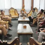 Wali Kota Hadianto bersama Sekot Irmayanti menerima kunjungan Panitia Haul Guru Tua dan Festival Raudhah 2026 di Kantor Wali Kota Palu, Selasa (3/3/2026). (©Prokopim Setda Kota Palu)