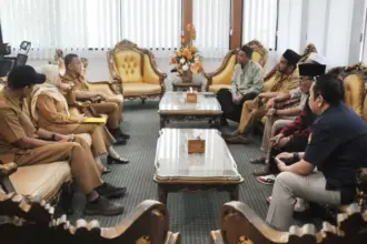 Wali Kota Hadianto bersama Sekot Irmayanti menerima kunjungan Panitia Haul Guru Tua dan Festival Raudhah 2026 di Kantor Wali Kota Palu, Selasa (3/3/2026). (©Prokopim Setda Kota Palu)