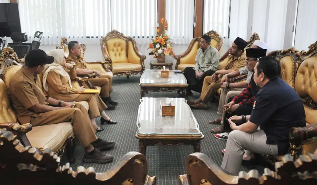 Wali Kota Hadianto bersama Sekot Irmayanti menerima kunjungan Panitia Haul Guru Tua dan Festival Raudhah 2026 di Kantor Wali Kota Palu, Selasa (3/3/2026). (©Prokopim Setda Kota Palu)