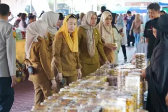 Wawali Imelda pada Pasar Murah yang digelar di halaman Mapolresta Palu, Selaa (10/3/2026). (©Prokopim Setda Kota Palu/Jufri)