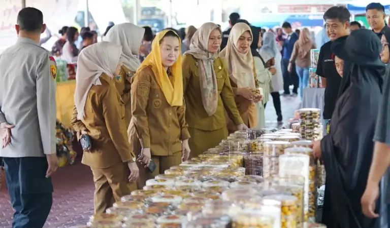 Wawali Imelda pada Pasar Murah yang digelar di halaman Mapolresta Palu, Selaa (10/3/2026). (©Prokopim Setda Kota Palu/Jufri)