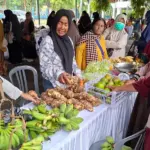 Sejumlah warga membeli berbagai hasil pertanian pad aPasar Tani di halaman Kantor Dinas Pertanian dan ketahanan Pangan Palu, Kamis (12/3/2026). (©Prokopim Setda Kota Palu/Jufri)