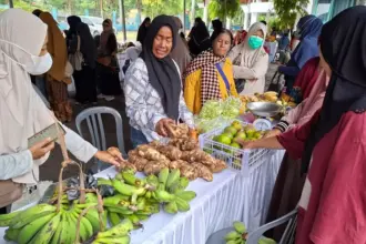 Sejumlah warga membeli berbagai hasil pertanian pad aPasar Tani di halaman Kantor Dinas Pertanian dan ketahanan Pangan Palu, Kamis (12/3/2026). (©Prokopim Setda Kota Palu/Jufri)
