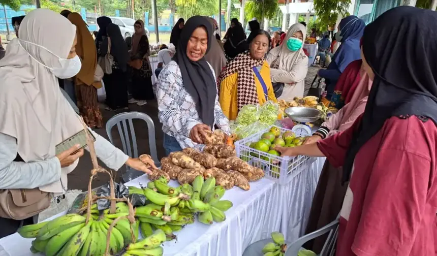 Sejumlah warga membeli berbagai hasil pertanian pad aPasar Tani di halaman Kantor Dinas Pertanian dan ketahanan Pangan Palu, Kamis (12/3/2026). (©Prokopim Setda Kota Palu/Jufri)
