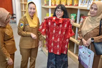 Wawali Imelda bersama pegiat tenun nasional, Dia Urip di New Baruga Vatulemo, Senin (9/3/2026). (©Prokopim Setda Kota Palu/Jufri)