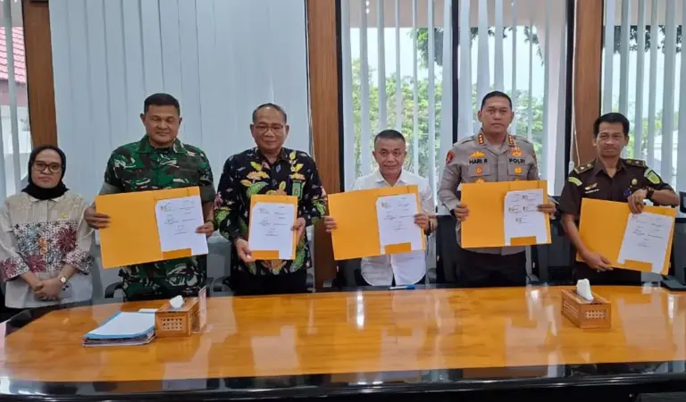 Wali Kota Hadianto Rasyid bersama Kapolresta Palu, Kodim, dan Pengadilan usai meneken naskah PKS tentang pajak daerah di Palu, Jumat (13/3/2026). (©Prokopim Setda Kota Palu/Jufri)