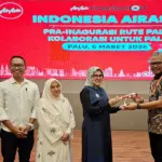 Penyerahan cinderamata dari AirAsia ke Pemkot Palu pada Pra-Inagurasi rute Palu-Makassar di palu, Jumat (6/3/2026). (©Prokopim Setda Kota Palu/Jufri)