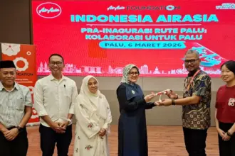 Penyerahan cinderamata dari AirAsia ke Pemkot Palu pada Pra-Inagurasi rute Palu-Makassar di palu, Jumat (6/3/2026). (©Prokopim Setda Kota Palu/Jufri)