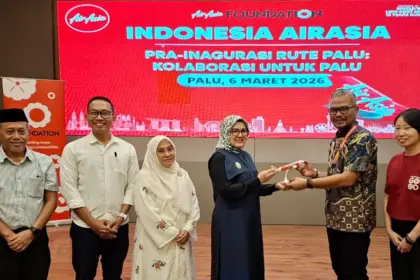 Penyerahan cinderamata dari AirAsia ke Pemkot Palu pada Pra-Inagurasi rute Palu-Makassar di palu, Jumat (6/3/2026). (©Prokopim Setda Kota Palu/Jufri)