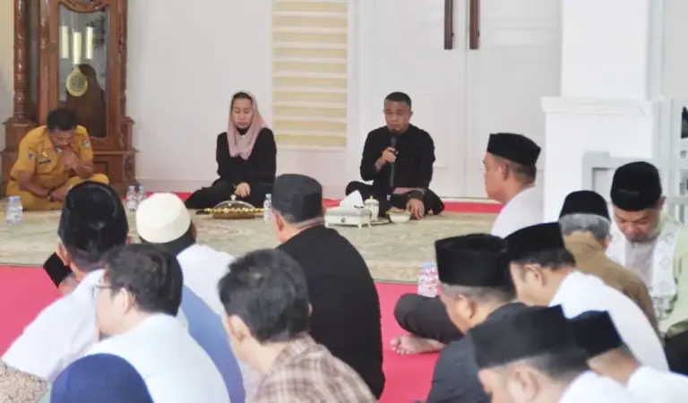 Wali Kota, Wawali Kota, dan Sekot pada rapat bersama Camat dan Lurah se Kota Palu di Rujab Wali Kota Palu, Selasa (3/3/2026). (©Prokopim Setda Kota Palu/Imron)