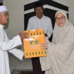 Sekot Palu Irmayanti menyerahkan bingkisan pad aImam Masjid Iradutullah pada Safari Ramadhan, Sabtu (7/3/2026). (©Prokopim Setda Kota Palu/Imron)