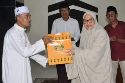 Sekot Palu Irmayanti menyerahkan bingkisan pad aImam Masjid Iradutullah pada Safari Ramadhan, Sabtu (7/3/2026). (©Prokopim Setda Kota Palu/Imron)