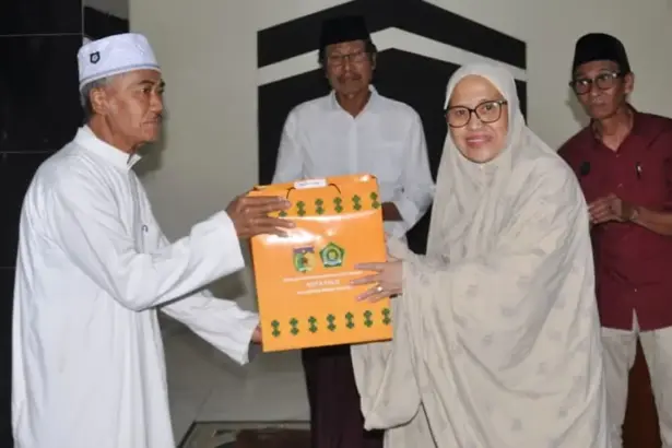 Sekot Palu Irmayanti menyerahkan bingkisan pad aImam Masjid Iradutullah pada Safari Ramadhan, Sabtu (7/3/2026). (©Prokopim Setda Kota Palu/Imron)