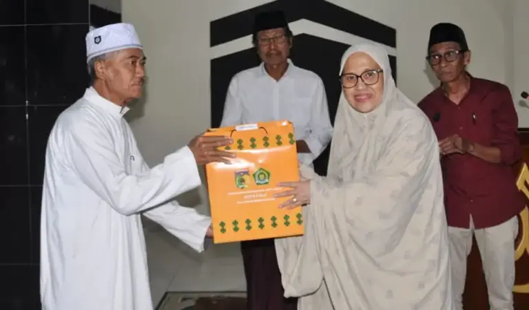 Sekot Palu Irmayanti menyerahkan bingkisan pad aImam Masjid Iradutullah pada Safari Ramadhan, Sabtu (7/3/2026). (©Prokopim Setda Kota Palu/Imron)
