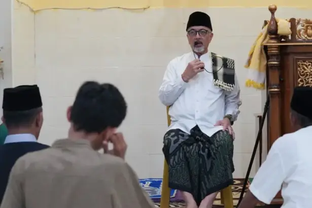 Ketua FKUB Sulteng Prof Zainal Abidin memberikan tausiah pada Safari Ramadhan Pemkot Palu di Masjid Raudhatul Jannah di Jalan Hasanudin Toto, Kelurahan Silae, Jumat (6/3/2026). (©Prokopim Setda Kota Palu/Jufri)