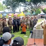 Sekkot Palu Irmayanti memberikan pengarahan kepada personel Satpol PP di halaman kantor Wali Kota Palu, Senin (16/3/2026). (©Prokopim Setda Kota Palu)