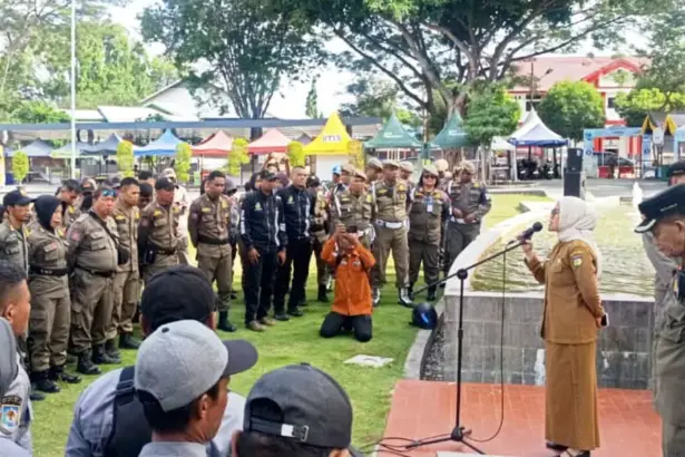 Sekkot Palu Irmayanti memberikan pengarahan kepada personel Satpol PP di halaman kantor Wali Kota Palu, Senin (16/3/2026). (©Prokopim Setda Kota Palu)