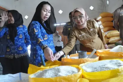 Wawali Imelda memeriksa beras yang dijual pedagang di pasar tradisional di Palu, Selasa (17/3/2026). (©Prokopim Setda Kota Palu/Imron)