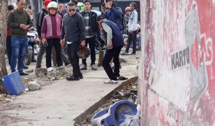 Wali Kota dan Sekot melihat langsung kondisi lingkungan saat melakukan peninjauan di Siranindi dan Kamonji, Palu, Jumat (27/3/2026). (©Prokopim Setda Kota Palu/Iwan)