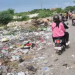 Rombongan Wali Kota melewati serakan sampah saat meninjau di Kelurahan Tondo, Kamis (26/3/2026). (©ProkopimS Setda Kota Palu/Imron)