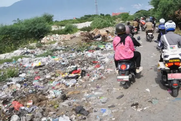 Rombongan Wali Kota melewati serakan sampah saat meninjau di Kelurahan Tondo, Kamis (26/3/2026). (©ProkopimS Setda Kota Palu/Imron)
