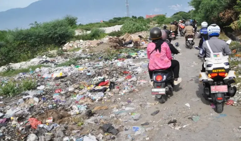 Rombongan Wali Kota melewati serakan sampah saat meninjau di Kelurahan Tondo, Kamis (26/3/2026). (©ProkopimS Setda Kota Palu/Imron)