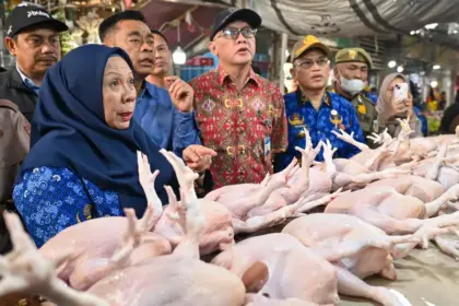 Wagub Sulteng Reny A Lamadjido bersama anggota DPRD Sulteng Henri Kusuma Muhidin, Kepala BI Sulteng Irfan Sukarna pad asidak di Pasar Masomba Palu, Selasa (17/3/2026). (©bmzIMAGES/Basri Marzuki)
