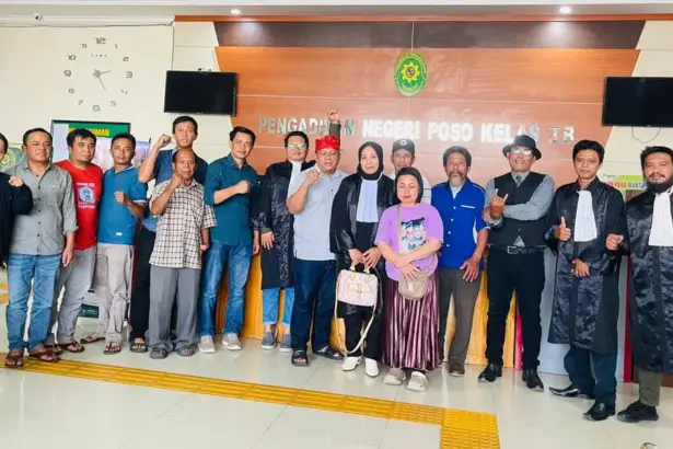 Koalisi pendukung pembebasan Christian Toibo usai putusan bebas di PN Poso, Rabu (4/3/2026). (©SPP)