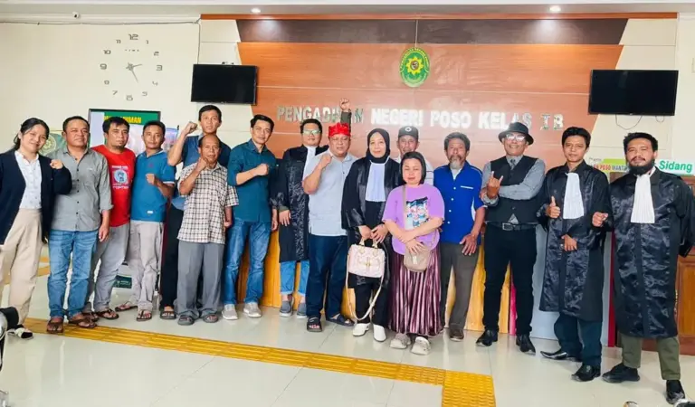 Koalisi pendukung pembebasan Christian Toibo usai putusan bebas di PN Poso, Rabu (4/3/2026). (©SPP)