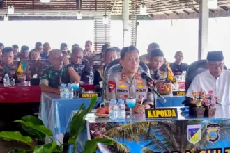 Kapolda Sulteng Irjen Pol Endi Sutendi pada Anev Kamtibmas melalui zoom meeting di Pantai Tanjung Karang Donggala, Selasa (24/3/2026). (©Humas Polda Sulteng)