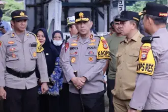 Kapolda Sulteng, Irjen Pol Endi Sutendi (kedua (kiri) saat mengecek Pos Terpadu Ops Ketupat Tinombala 2026 di Morowali, Selasa (17/3/2026). (©Humas Polda Sulteng)