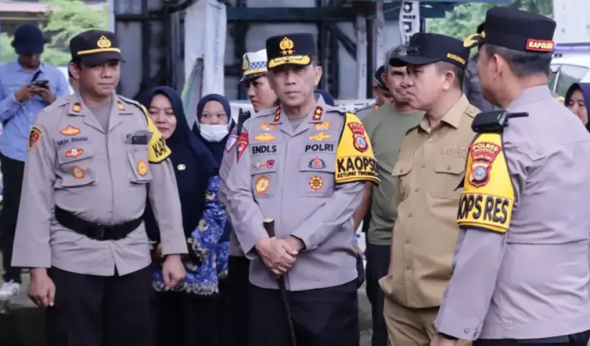Kapolda Sulteng, Irjen Pol Endi Sutendi (kedua (kiri) saat mengecek Pos Terpadu Ops Ketupat Tinombala 2026 di Morowali, Selasa (17/3/2026). (©Humas Polda Sulteng)