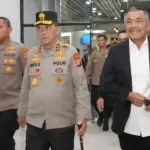 Anggota Komisi III DPR Sarifuddin Sudding (kiri) tiba di Bandara Mutiara SIs ALjufri disambut Kapolda Sulteng Irjen Pol Endi Sutendi (tengah), Kamis (5/3/2026). (©Humas Polda Sulteng)