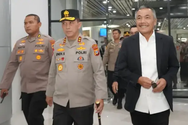 Anggota Komisi III DPR Sarifuddin Sudding (kiri) tiba di Bandara Mutiara SIs ALjufri disambut Kapolda Sulteng Irjen Pol Endi Sutendi (tengah), Kamis (5/3/2026). (©Humas Polda Sulteng)