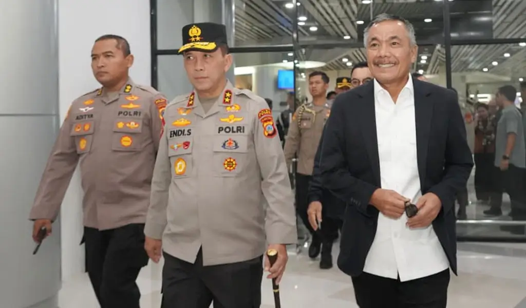 Anggota Komisi III DPR Sarifuddin Sudding (kiri) tiba di Bandara Mutiara SIs ALjufri disambut Kapolda Sulteng Irjen Pol Endi Sutendi (tengah), Kamis (5/3/2026). (©Humas Polda Sulteng)