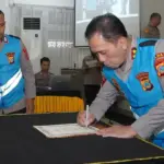 Kapolda Sulteng Irjen Pol Endi Sutendi (kanan) meneken pakta integritas menandai seleksi anggota Polri yang bersih, transpara, akuntable dan humanis di Mapolresta Palu, Selasa (31/3/2026). (©Humas Polda Sulteng)