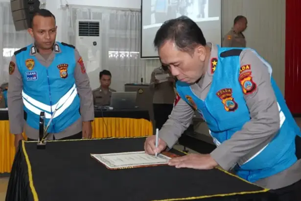 Kapolda Sulteng Irjen Pol Endi Sutendi (kanan) meneken pakta integritas menandai seleksi anggota Polri yang bersih, transpara, akuntable dan humanis di Mapolresta Palu, Selasa (31/3/2026). (©Humas Polda Sulteng)