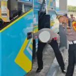 Dirlantas Polda Sulteng Kombes Pol Agung Tri Widiantoro menyaksikan ramp check bus di terminal Mamboro, Senin (16/3/2026). (©HGumas Polda Sulteng)