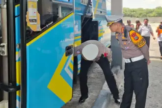 Dirlantas Polda Sulteng Kombes Pol Agung Tri Widiantoro menyaksikan ramp check bus di terminal Mamboro, Senin (16/3/2026). (©HGumas Polda Sulteng)