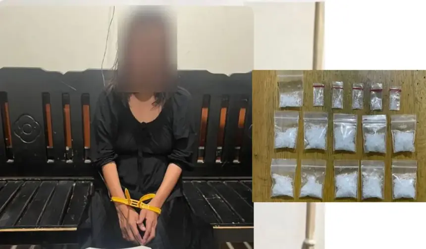 Tersangka RR bersama barang bukti yang diamankan di Dittresnarkoab Polda Sulteng, Jumat (27/2/2026). (©DItresnarkoba Polda Sulteng)