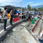 Petugas berjaga di Pantai Kampung Nelayan, Minggu (22/3/2026). (©Humas Polda Sulteng)